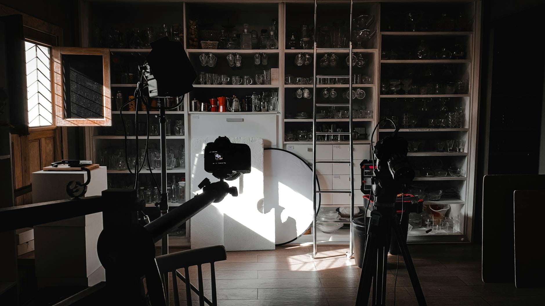 Jak zacząć fotografię produktową w domu: praktyczny poradnik dla początkujących Domowe studio do fotografii produktowej z lampami i aparatem