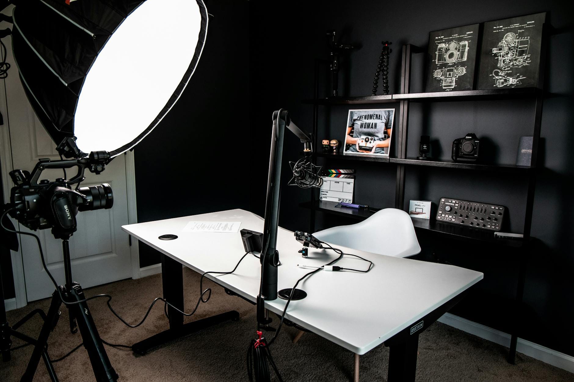 Domowe studio foto z lampami i aparatem do nagrywania produktów