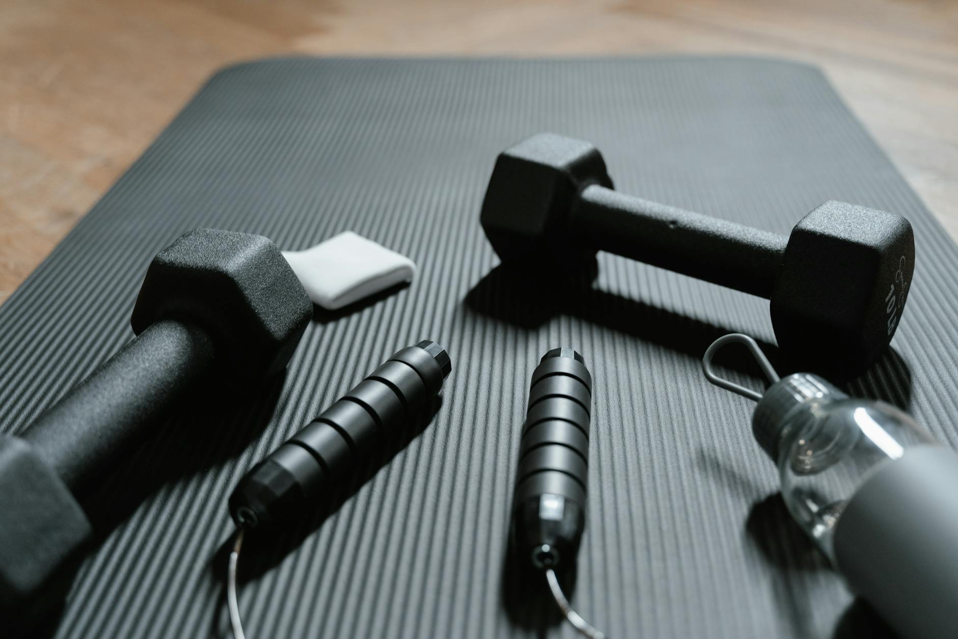 Cardio w domu bez sprzętu: trening, po którym czujesz moc Hantle, skakanka i bidon na macie do domowego treningu cardio