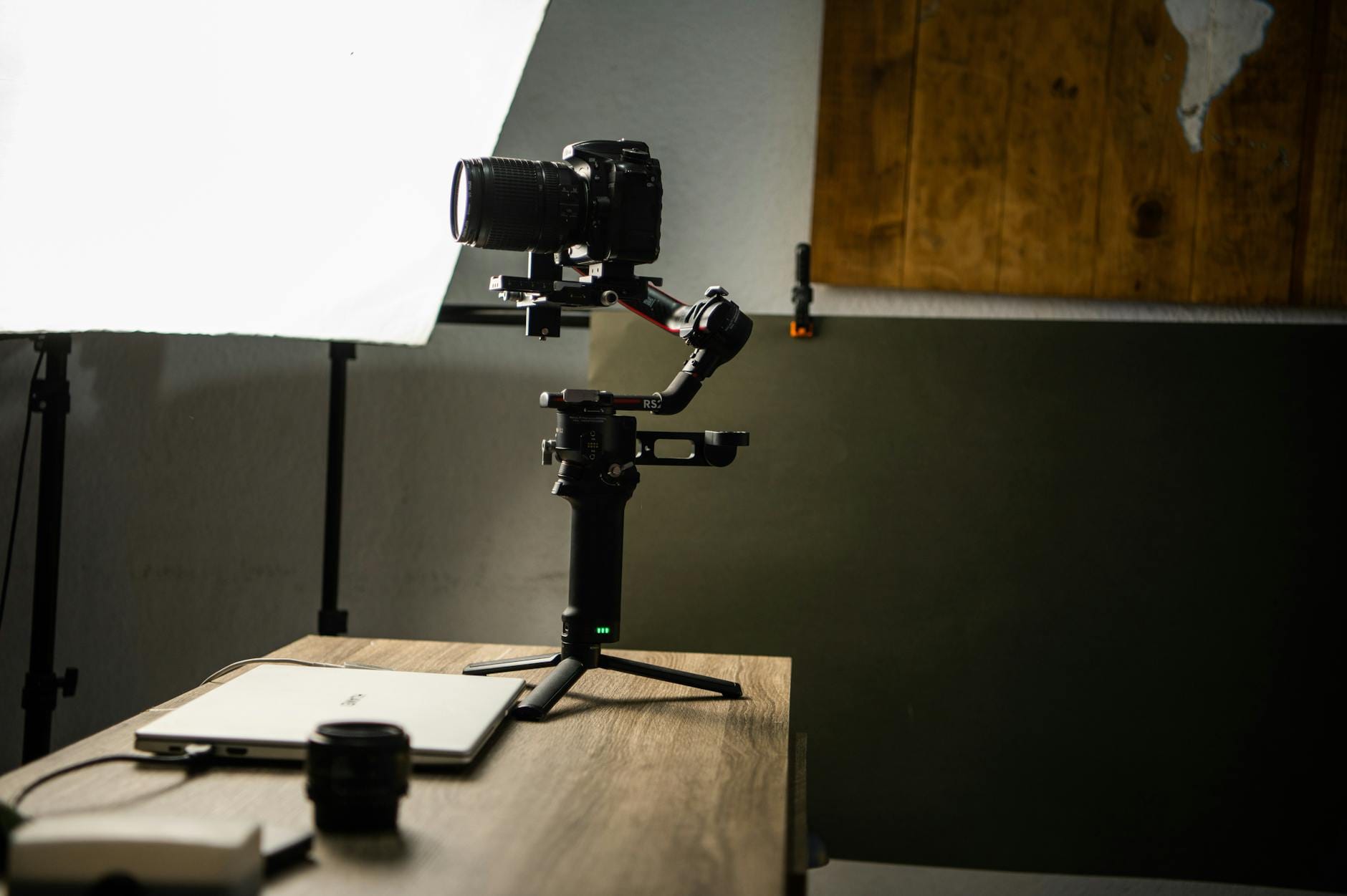 Lustrzanka na gimbalu w domowym studio fotograficznym z drewnianymi akcentami