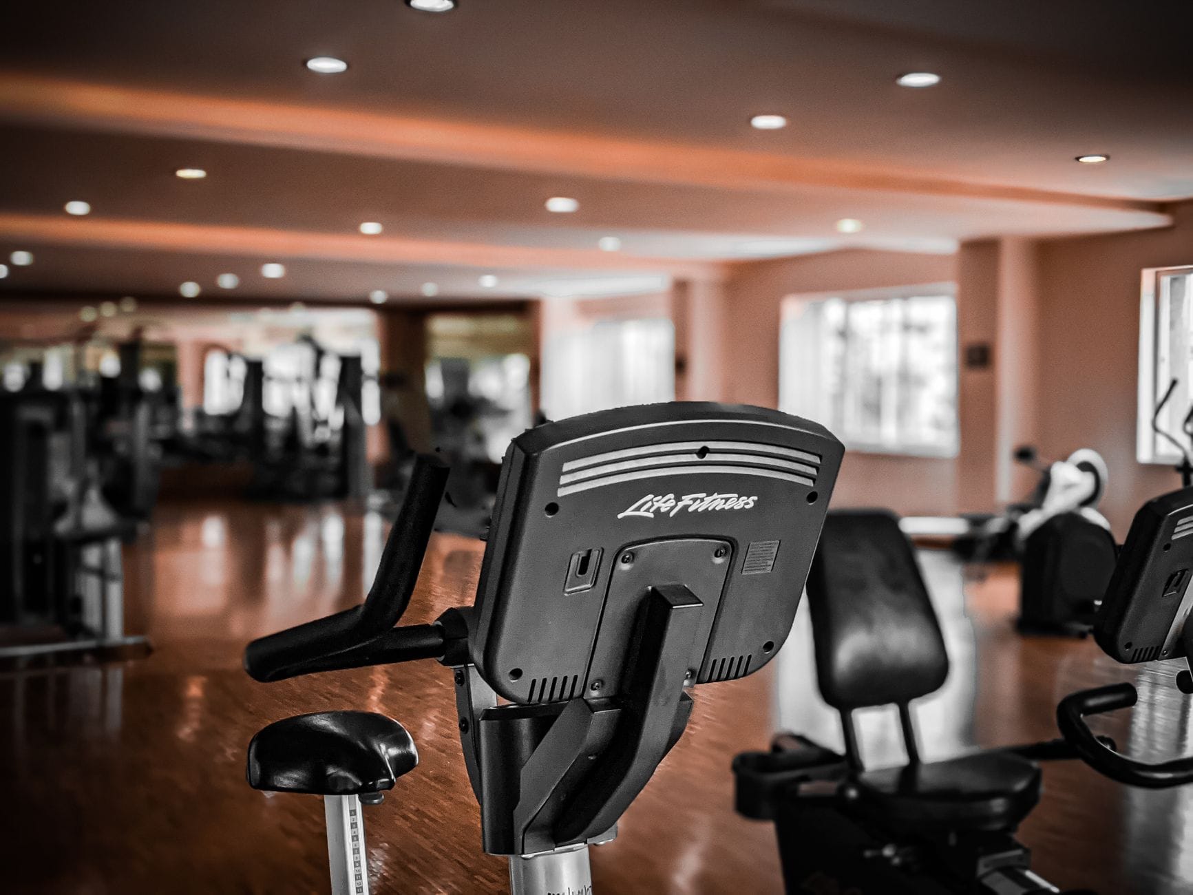 Cardio w podróży: trening bez sprzętu w hotelu, parku i na parkingu Nowoczesna siłownia z rzędem rowerków stacjonarnych