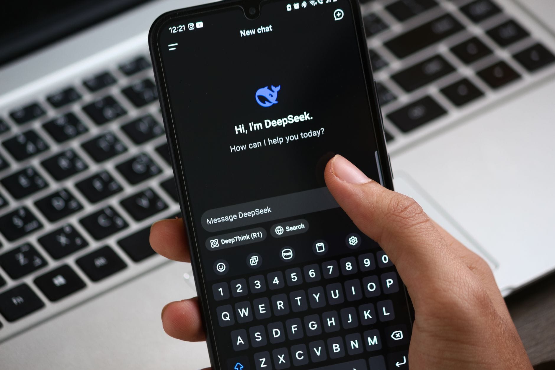 Osoba korzysta z aplikacji czatu AI DeepSeek na smartfonie