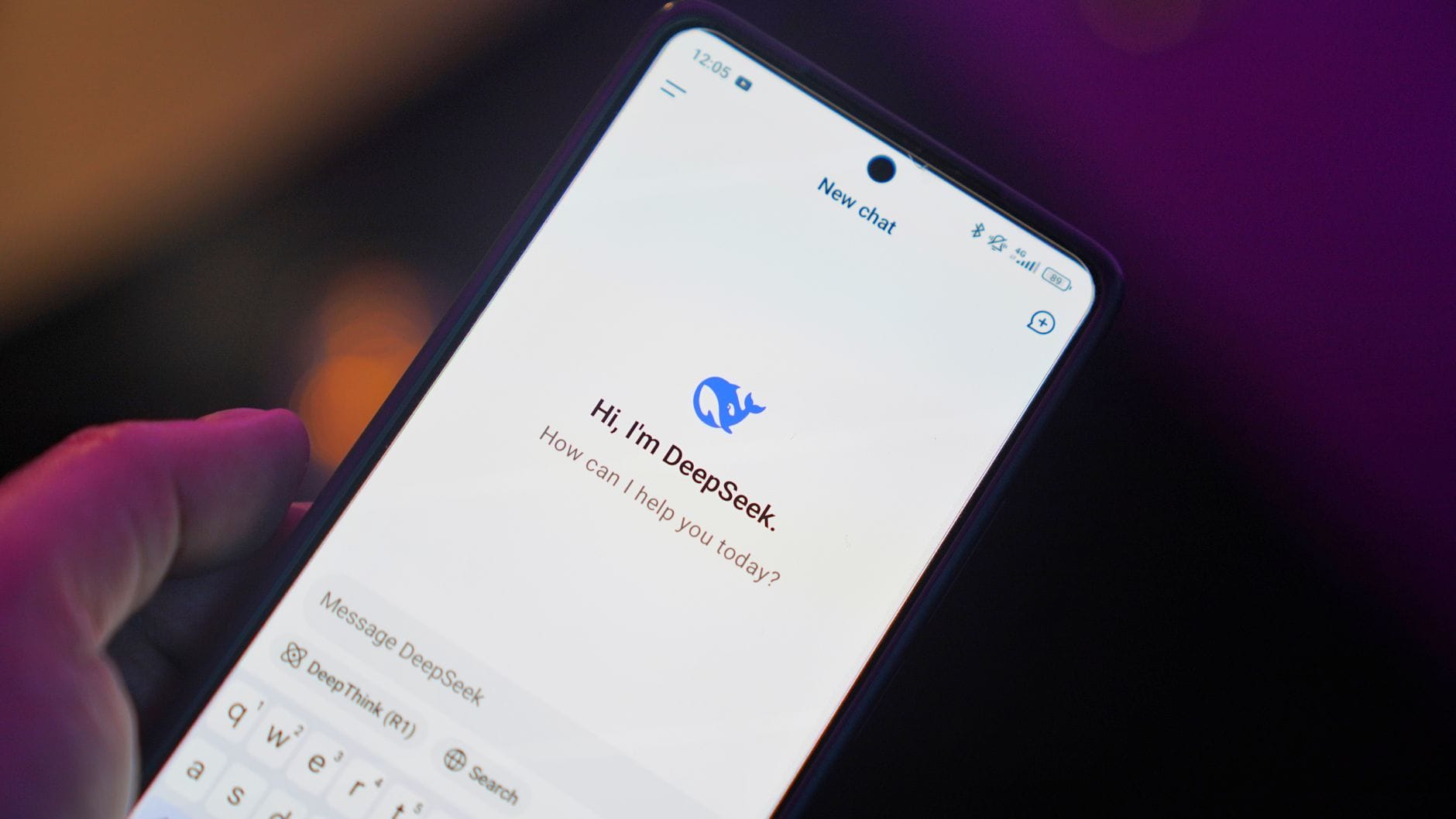 Zbliżenie smartfona z interfejsem czatu asystenta AI DeepSeek