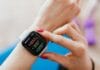 Strefa 2 tętna: jak trenować wolniej, żeby zbudować żelazną kondycję? Kobieta sprawdza smartwatch,