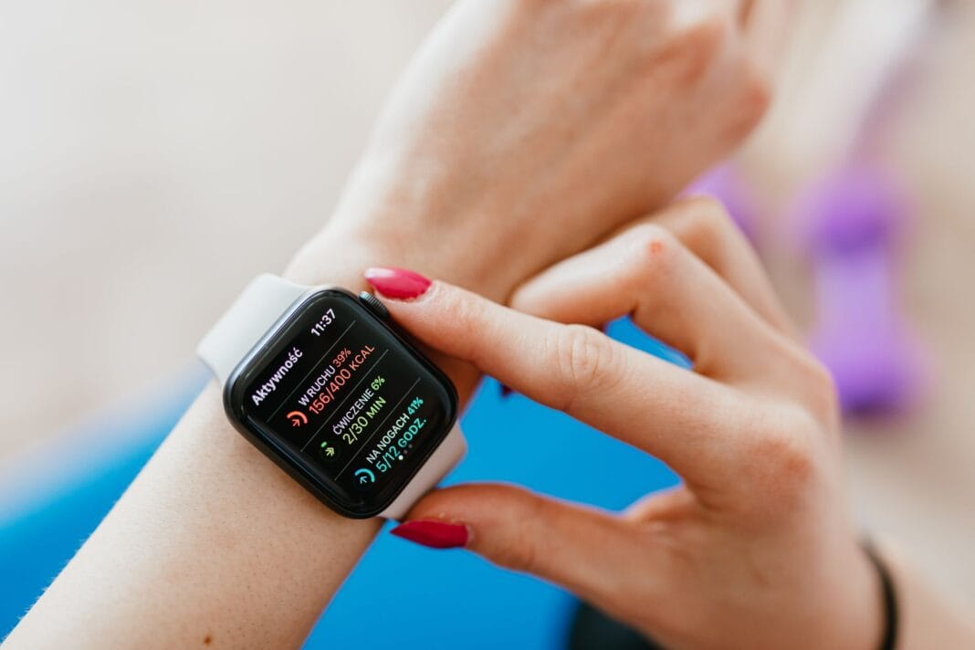 Kobieta sprawdza smartwatch,