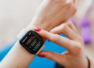 Strefa 2 tętna: jak trenować wolniej, żeby zbudować żelazną kondycję? Kobieta sprawdza smartwatch,