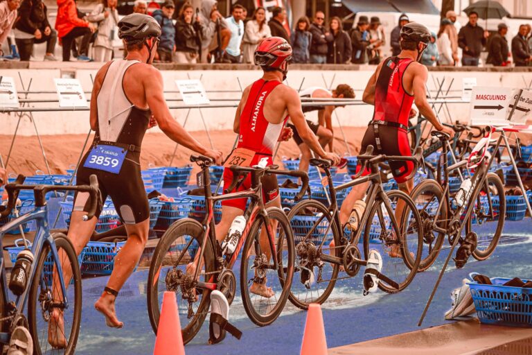 Zawodnicy triathlonu po p